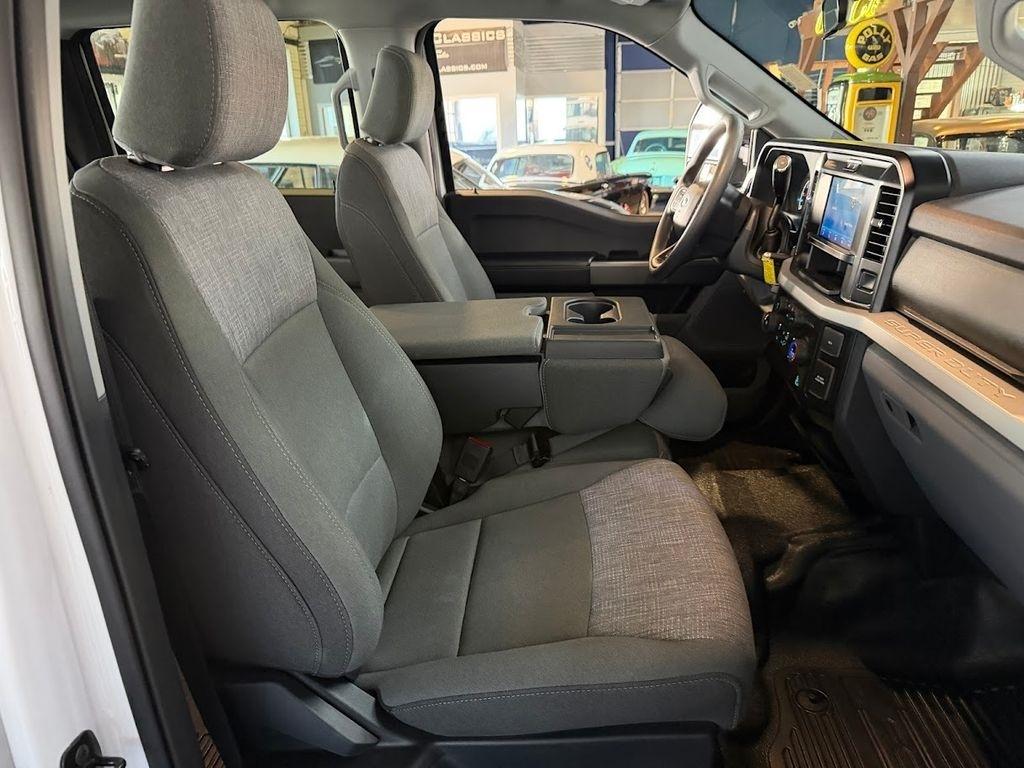 Ford F-350 SD XLT Crew Cab Long Bed DRW 4WD 2025