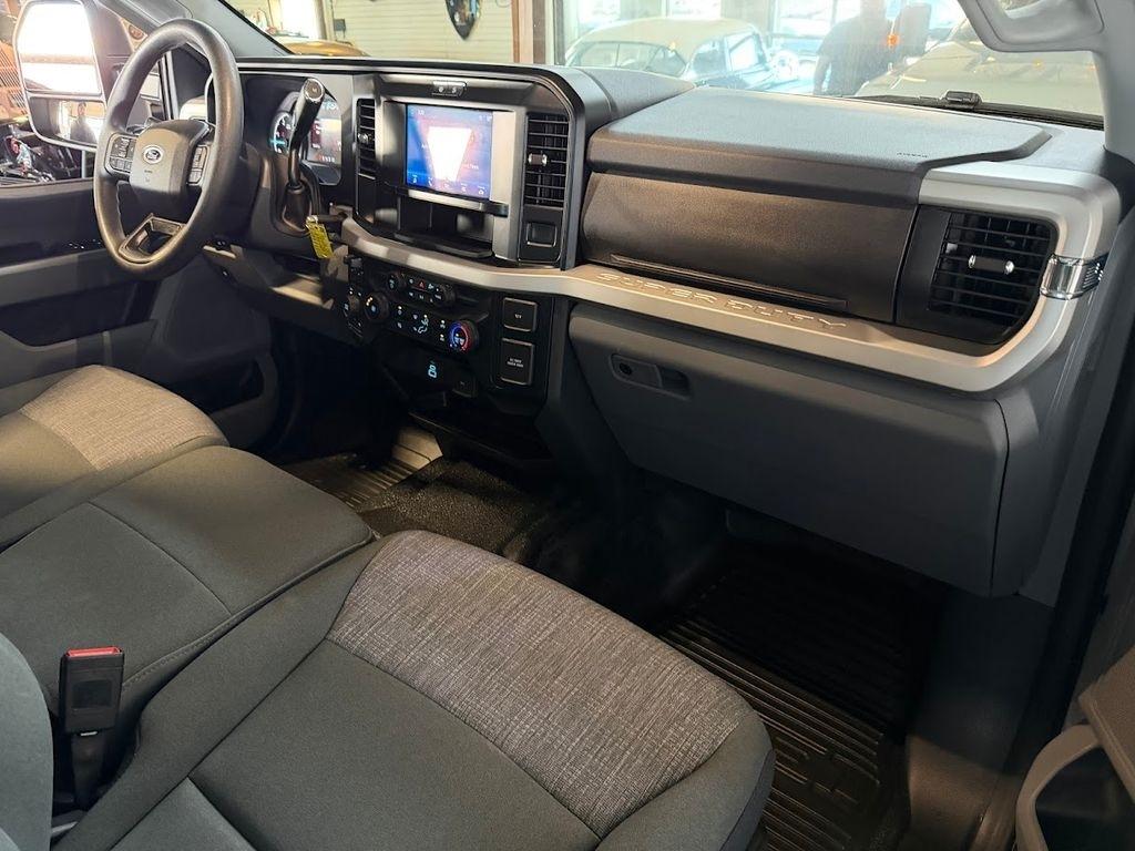 Ford F-350 SD XLT Crew Cab Long Bed DRW 4WD 2025
