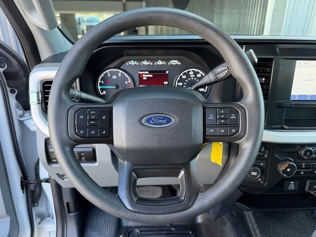 Ford F-350 SD XLT Crew Cab Long Bed DRW 4WD 2025
