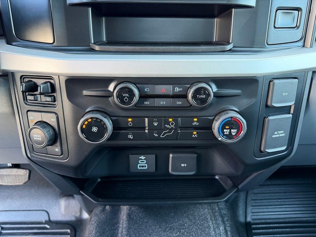 Ford F-350 SD XLT Crew Cab Long Bed DRW 4WD 2025