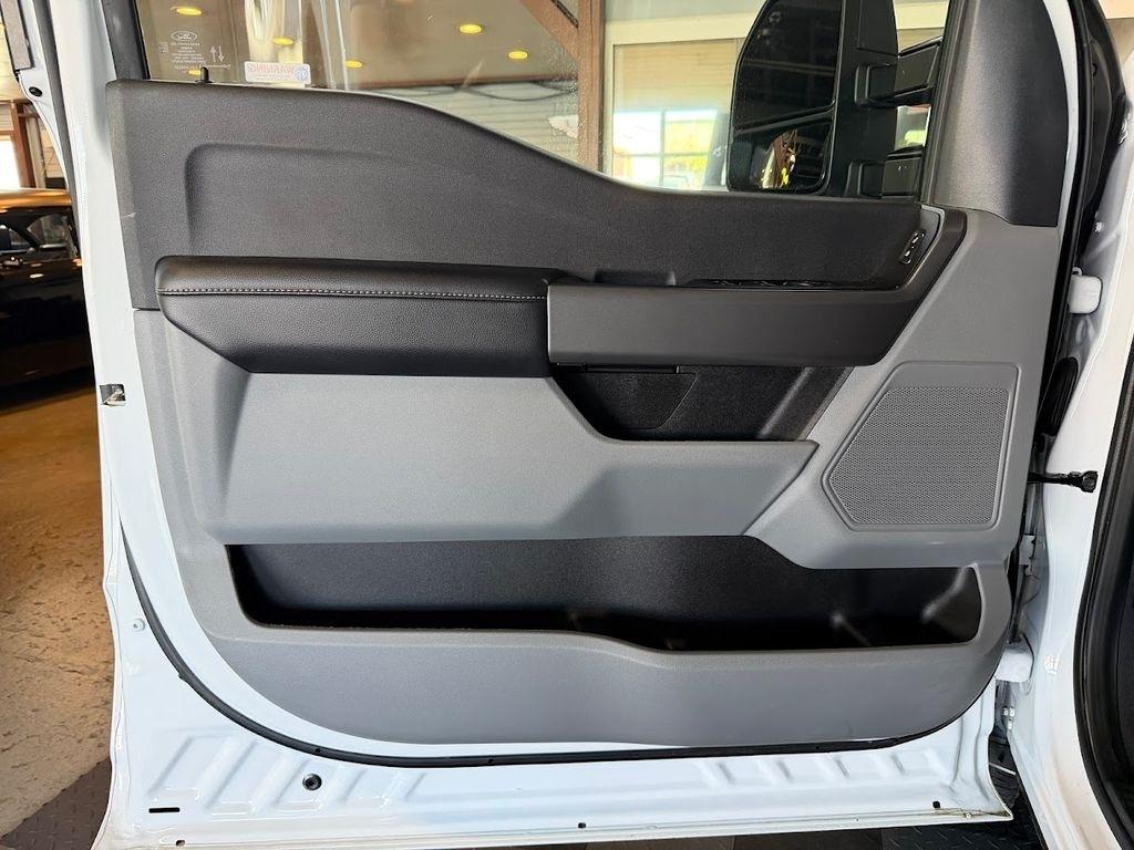 Ford F-350 SD XLT Crew Cab Long Bed DRW 4WD 2025