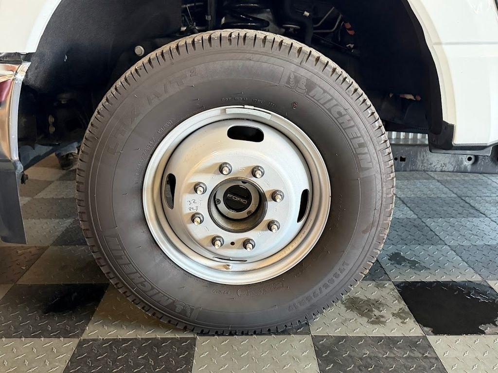 Ford F-350 SD XLT Crew Cab Long Bed DRW 4WD 2025
