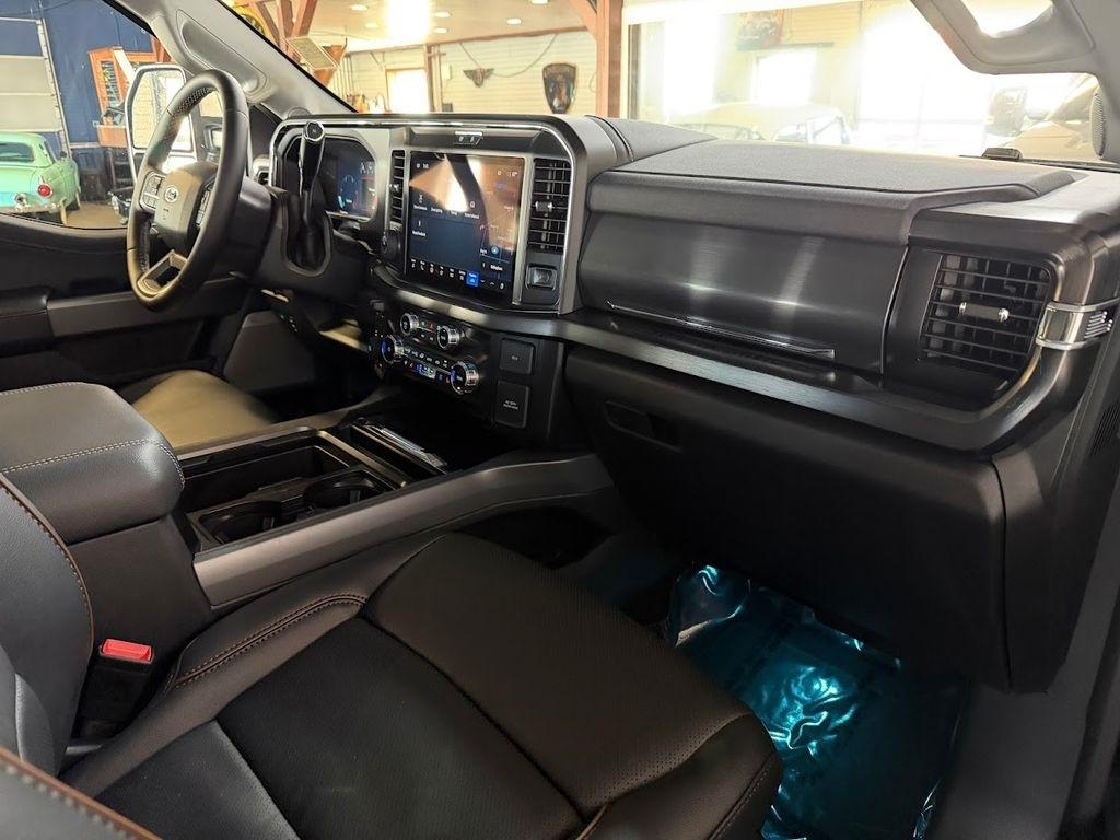 Ford F-350 SD Lariat Crew Cab Long Bed DRW 4WD 2026