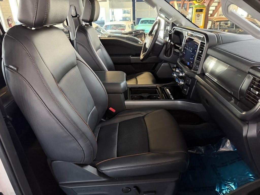 Ford F-350 SD Lariat Crew Cab Long Bed DRW 4WD 2026