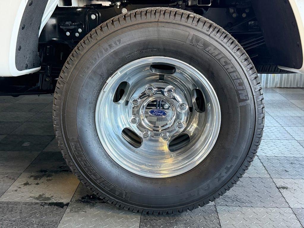 Ford F-350 SD Lariat Crew Cab Long Bed DRW 4WD 2026