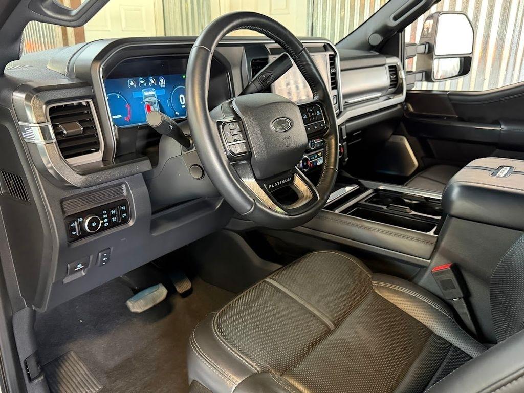 Ford F-350 SD Platinum Crew Cab Long Box 4WD DRW 2025
