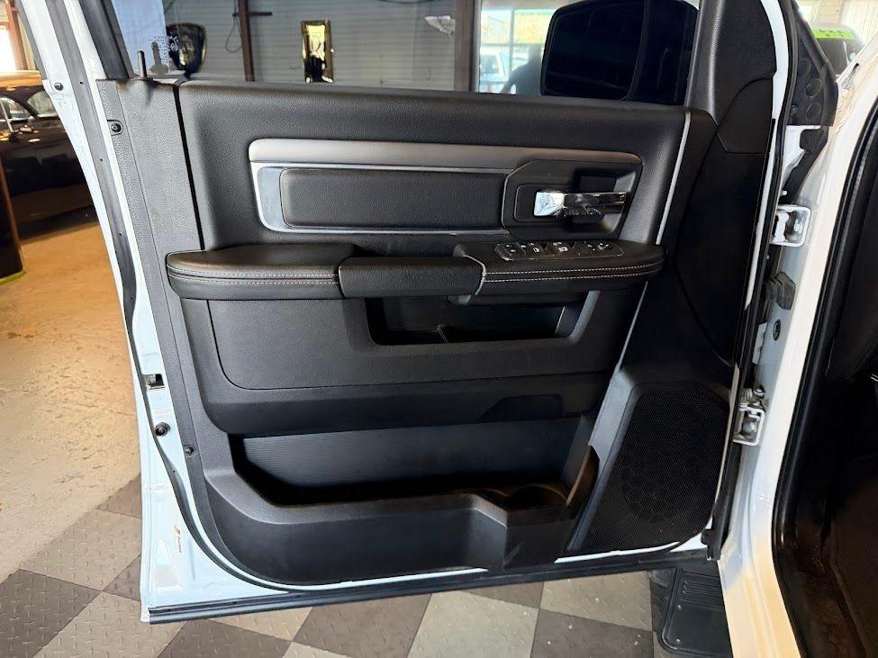 RAM 1500 Classic Warlock 4x4 Crew Cab 5'7" Box 2022