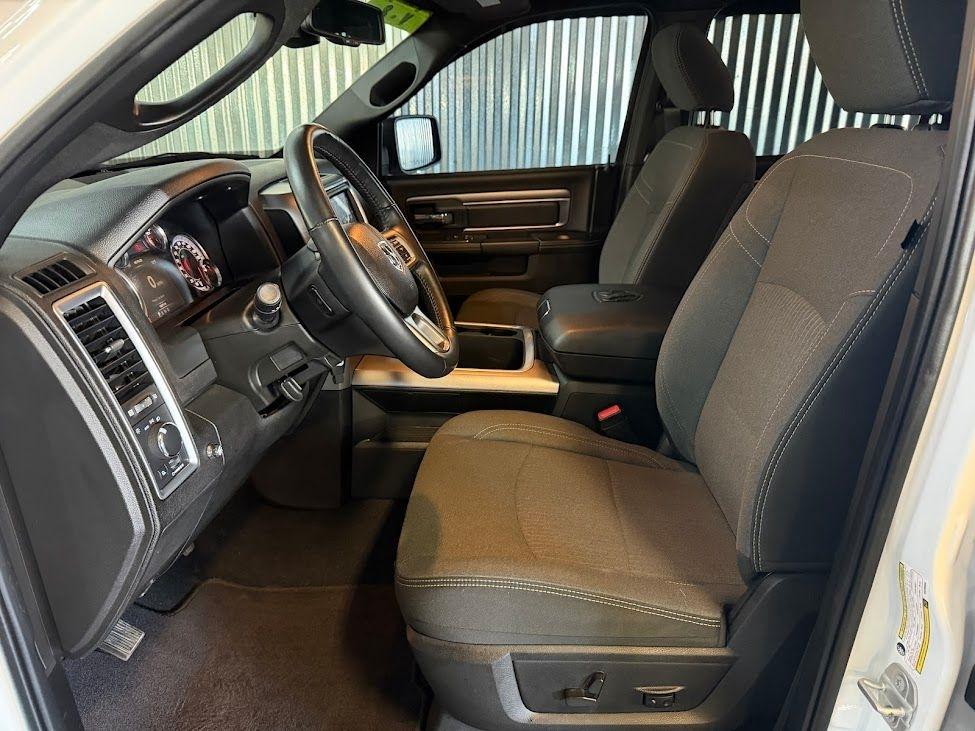 RAM 1500 Classic Warlock 4x4 Crew Cab 5'7" Box 2022