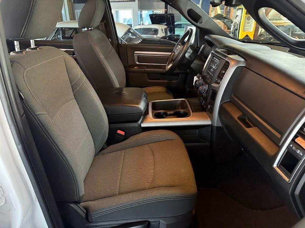 RAM 1500 Classic Warlock 4x4 Crew Cab 5'7" Box 2022