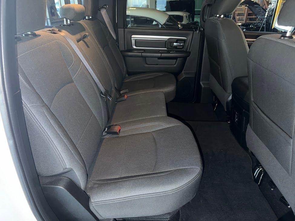 RAM 1500 Classic Warlock 4x4 Crew Cab 5'7" Box 2022