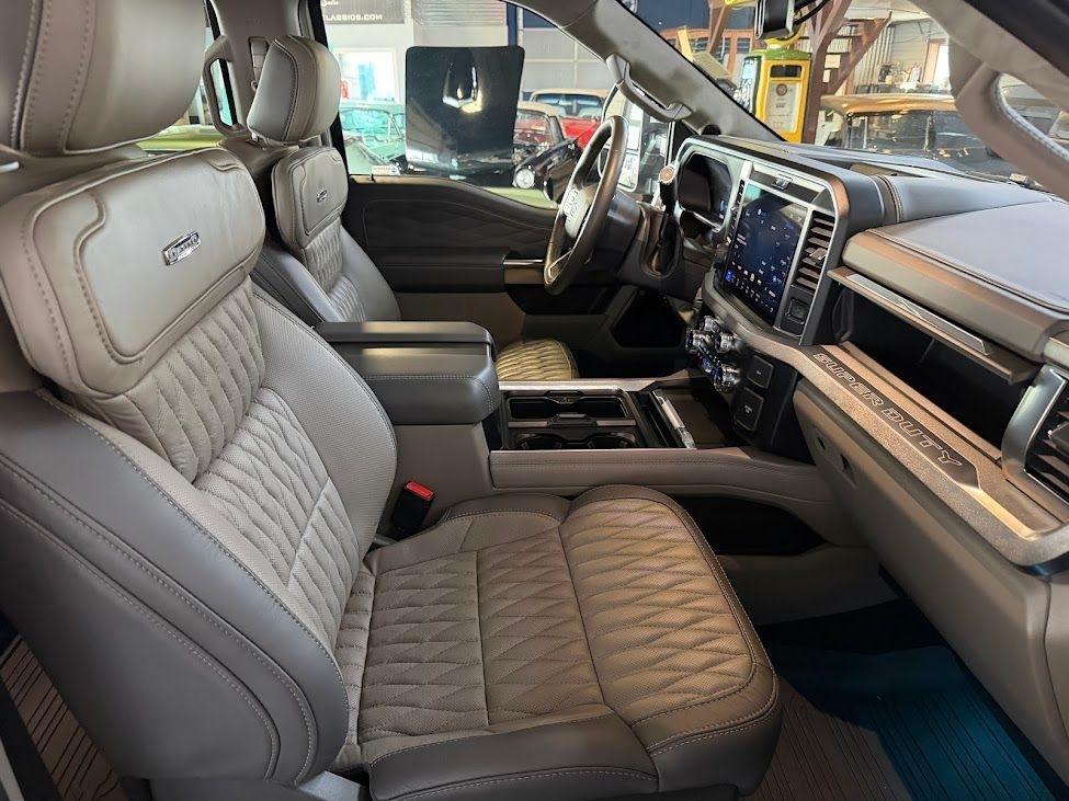 Ford F-350 SD XL Crew Cab Long Bed 4WD 2025