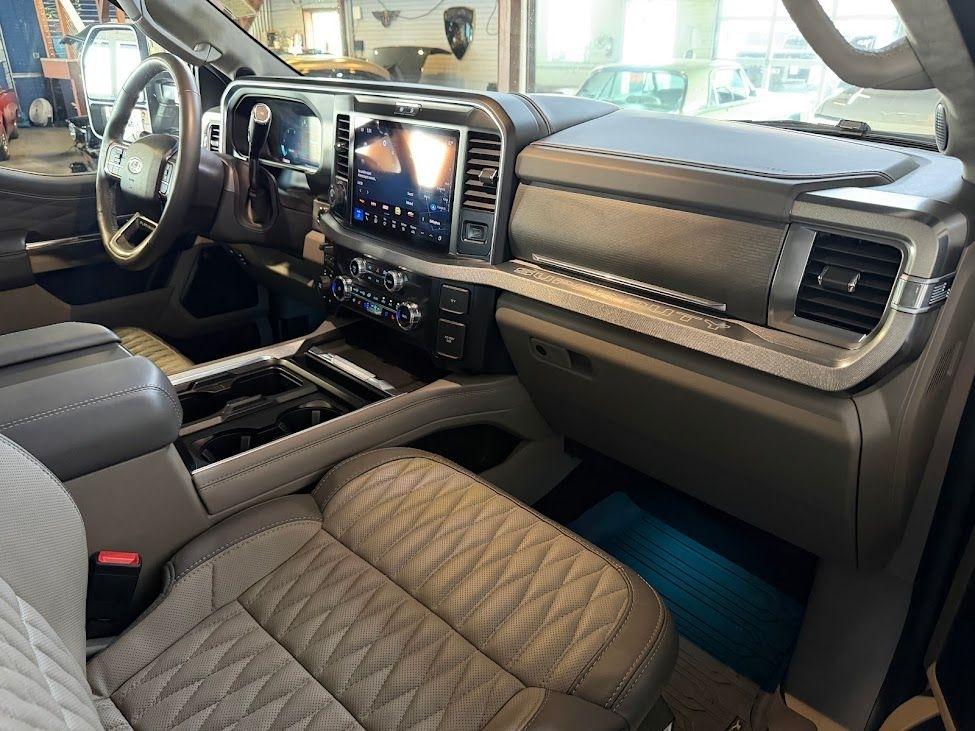 Ford F-350 SD Platinum Crew Cab Long Box 4WD 2025