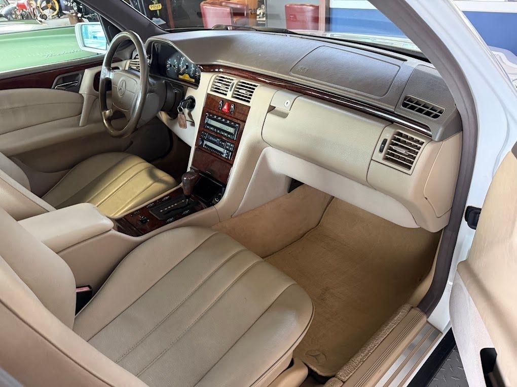 Mercedes-Benz E-Class E300D 1996
