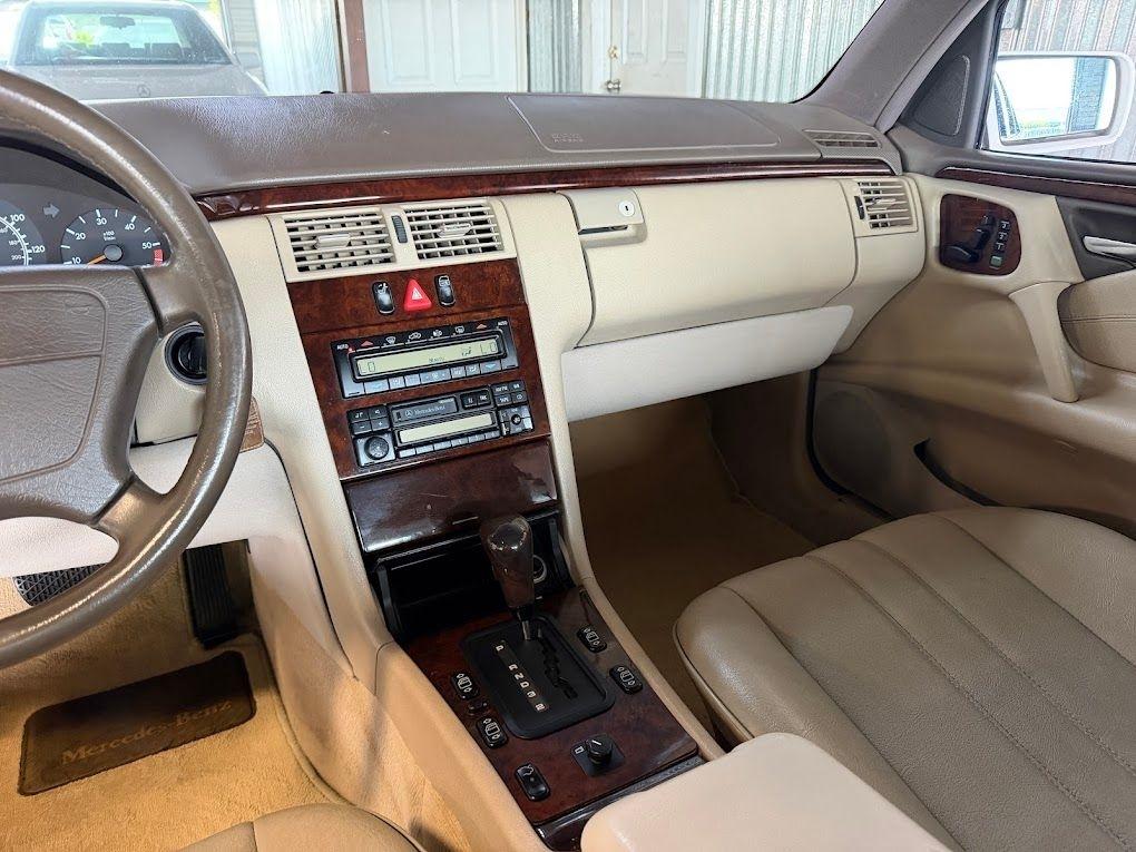Mercedes-Benz E-Class E300D 1996