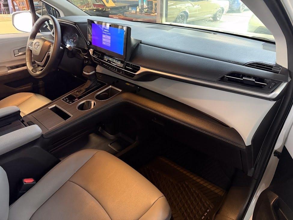 Toyota Sienna XLE 8-Passenger 2025