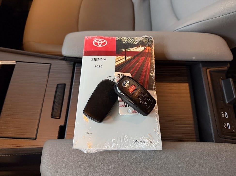 Toyota Sienna XLE 8-Passenger 2025