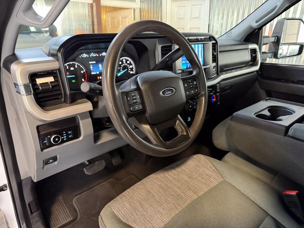 Ford F-350 SD XLT Crew Cab LWB 4WD 2024