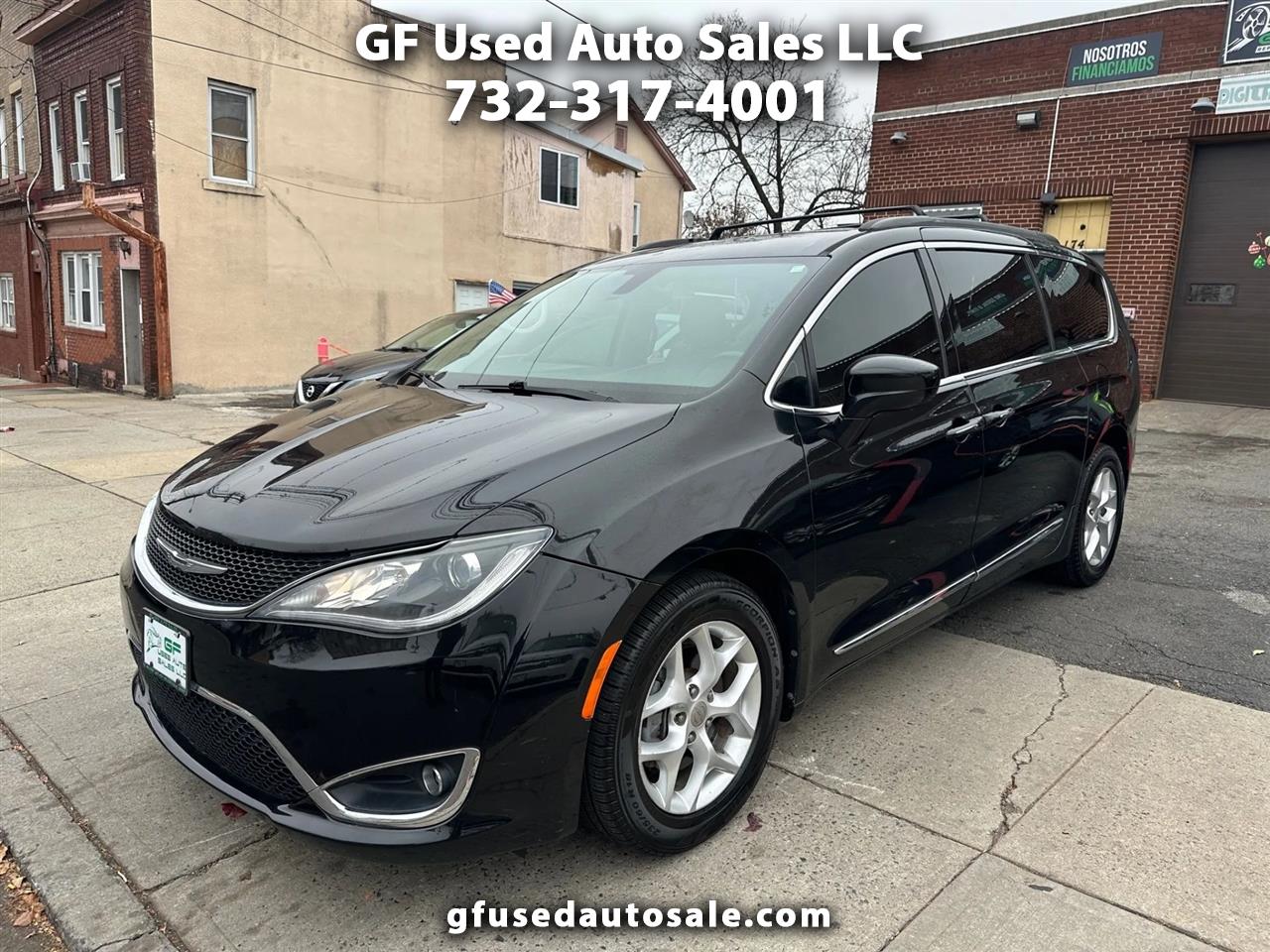 2017 Chrysler Pacifica Touring-L's photo