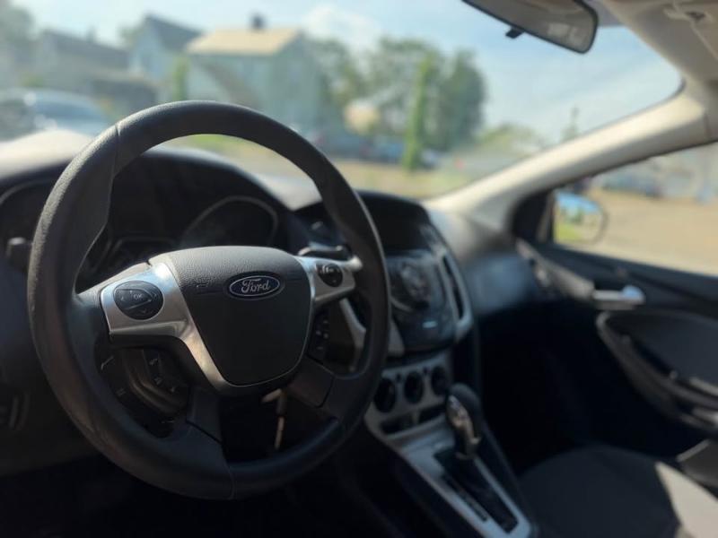 Ford Focus SE 2012