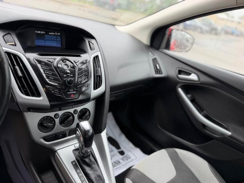 Ford Focus SE 2012