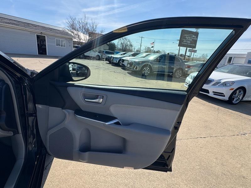 Toyota Camry 4dr Sdn I4 Auto XLE (Natl) 2015