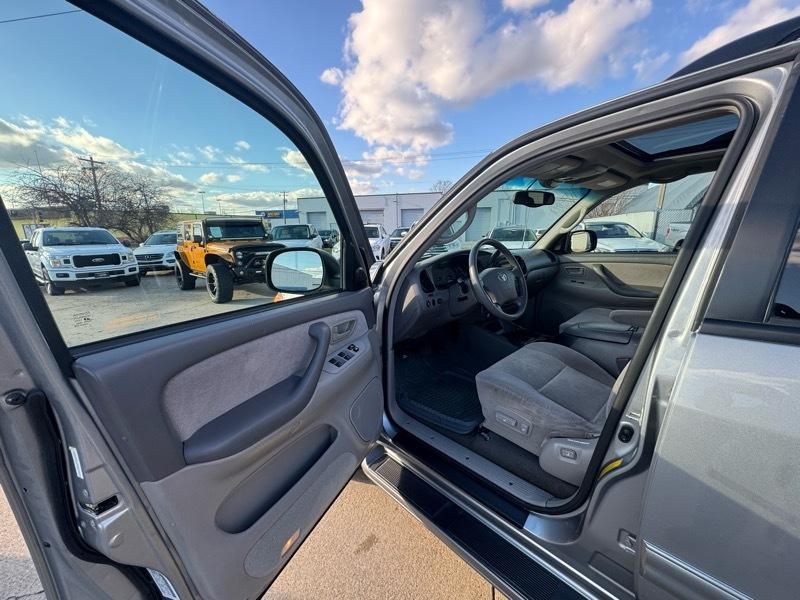 Toyota Sequoia SR5 4WD 2003