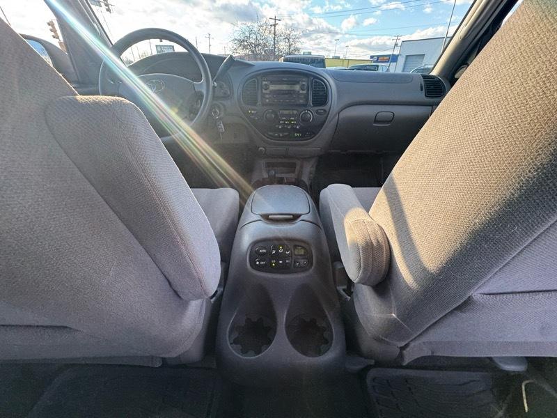 Toyota Sequoia SR5 4WD 2003