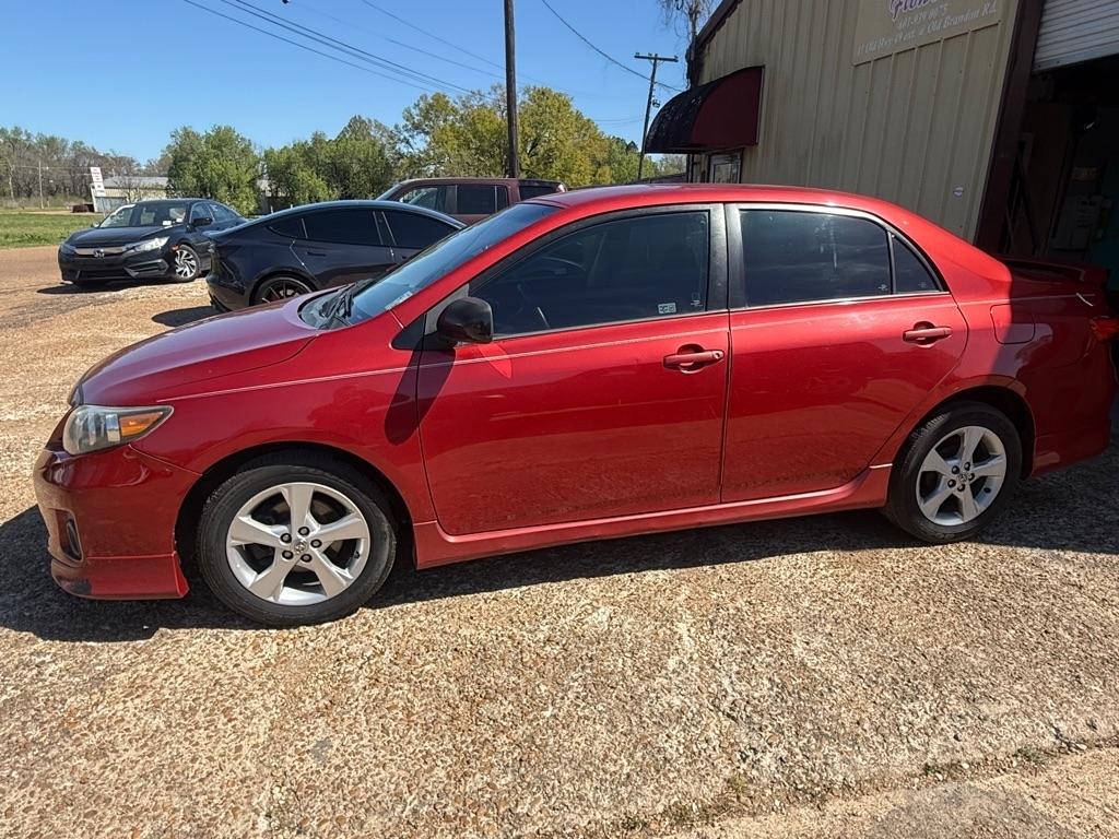 Toyota Corolla Base 5-Speed MT 2011