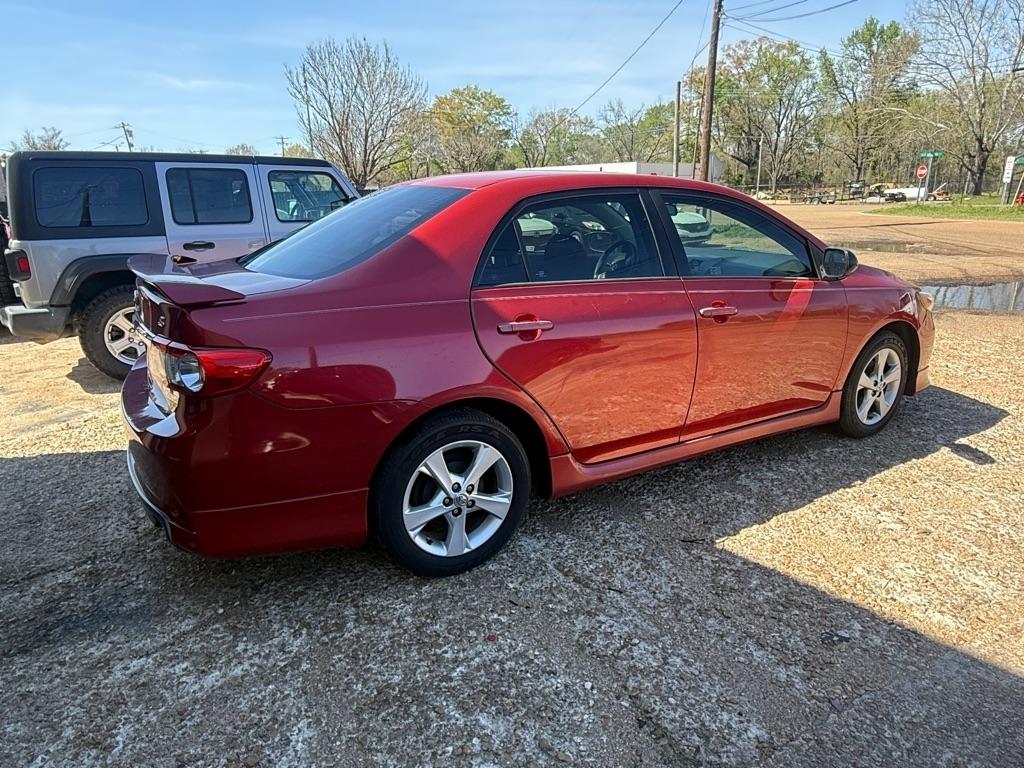 Toyota Corolla Base 5-Speed MT 2011