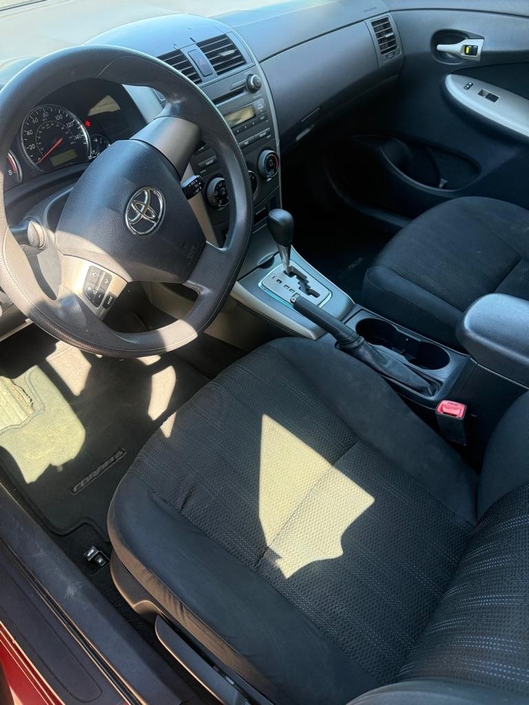 Toyota Corolla Base 5-Speed MT 2011