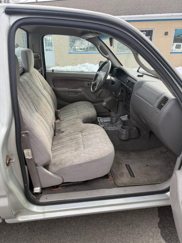 Toyota Tacoma Base 2003