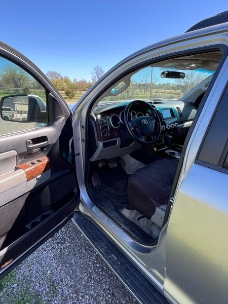 Toyota Sequoia SR5 4.6L 2WD 2010