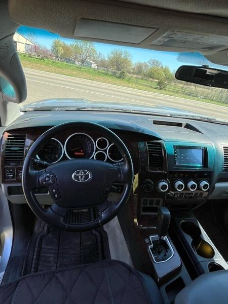 Toyota Sequoia SR5 4.6L 2WD 2010