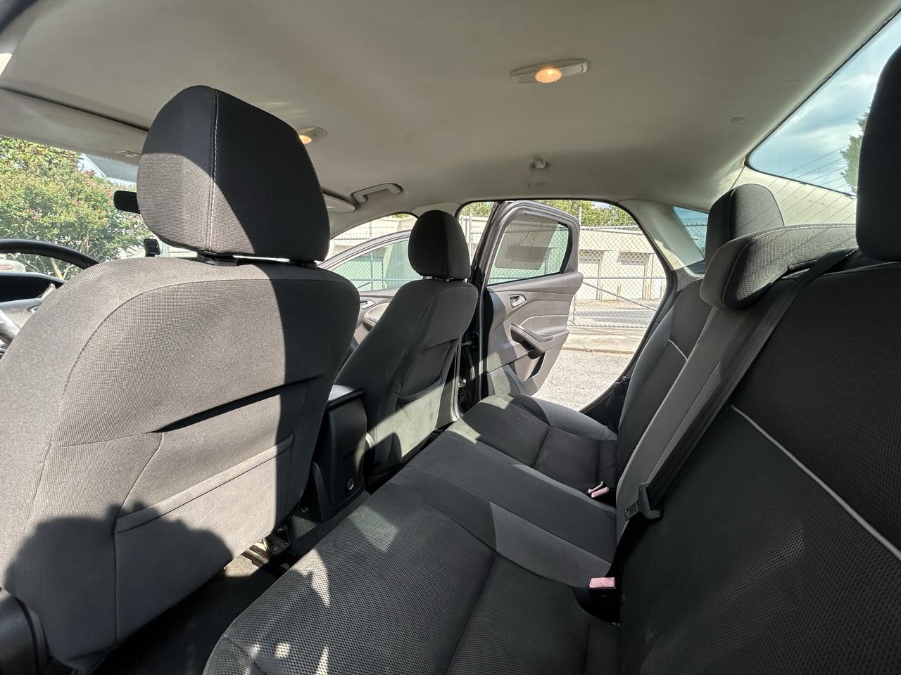 Ford Focus SE Sedan 2013