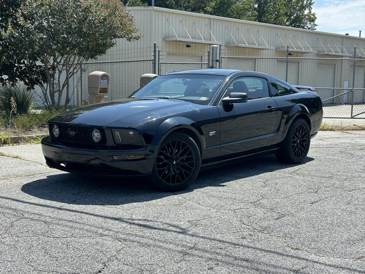 Ford Mustang GT Deluxe Coupe 2005