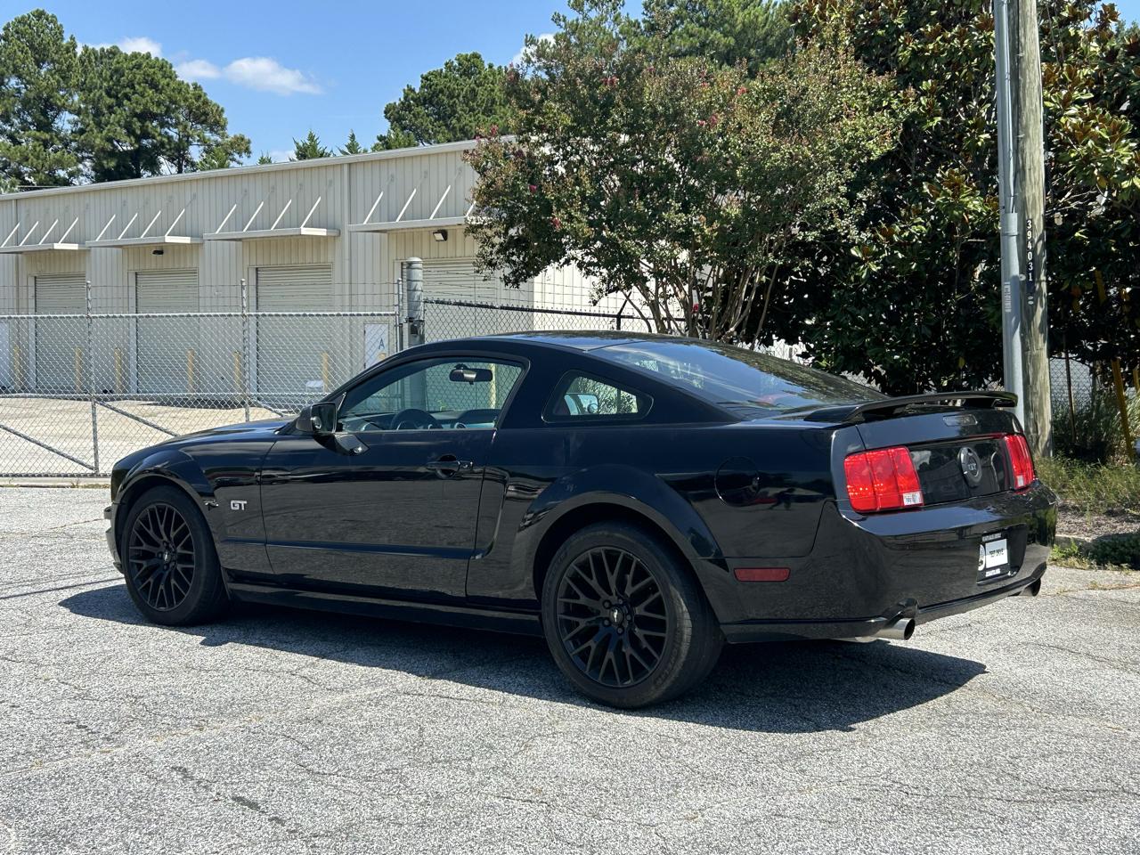 Ford Mustang GT Deluxe Coupe 2005