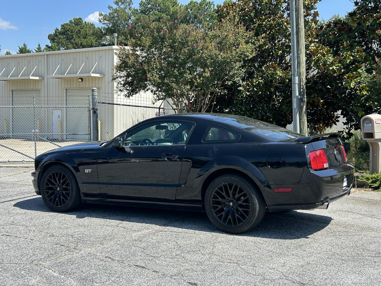 Ford Mustang GT Deluxe Coupe 2005