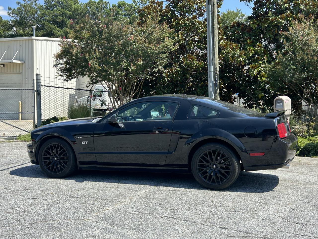 Ford Mustang GT Deluxe Coupe 2005