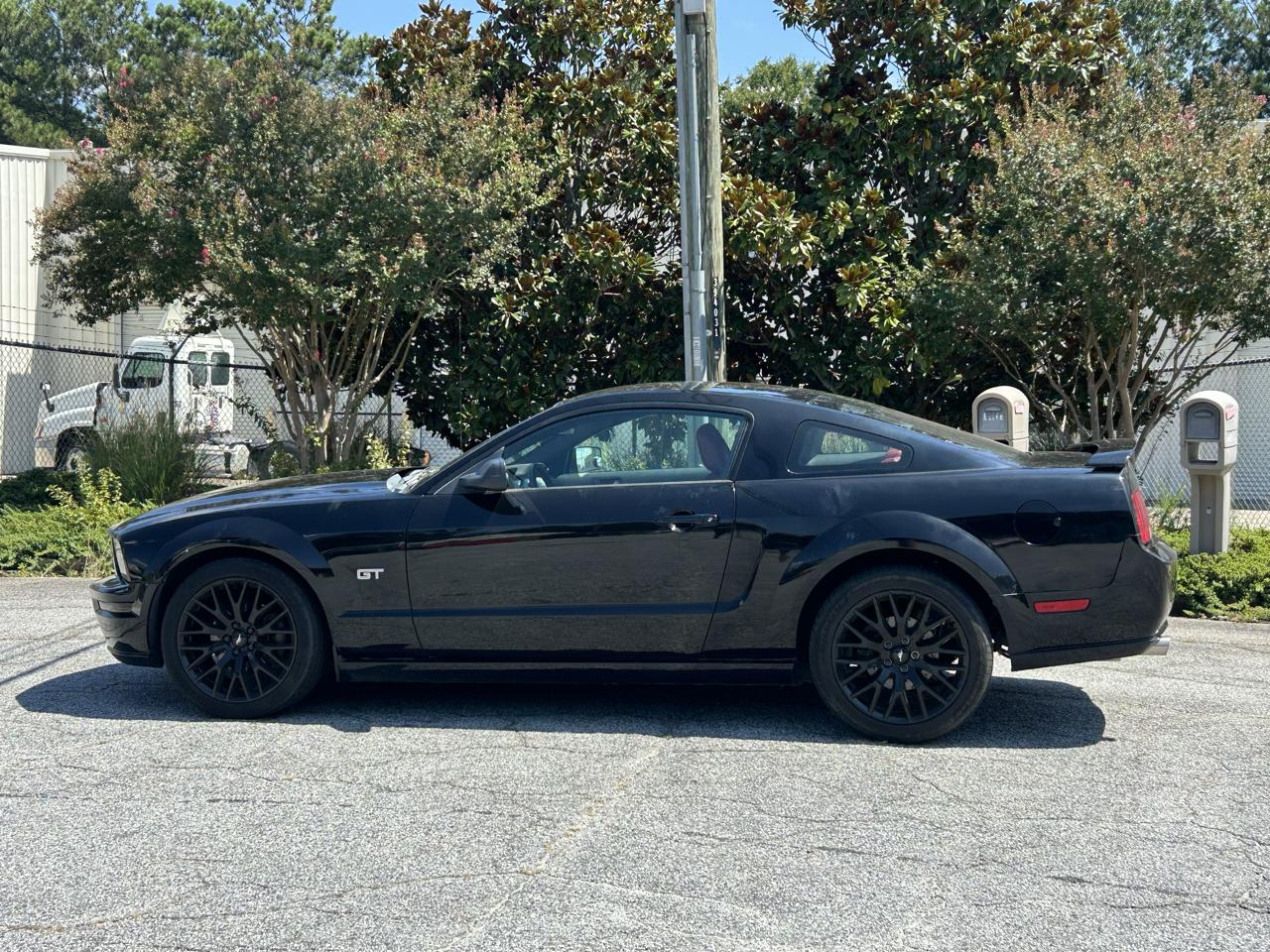 Ford Mustang GT Deluxe Coupe 2005