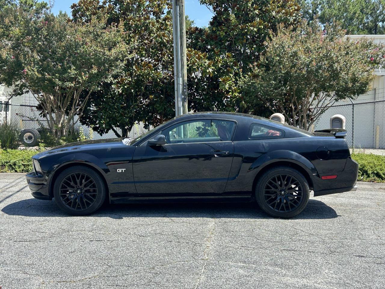 Ford Mustang GT Deluxe Coupe 2005