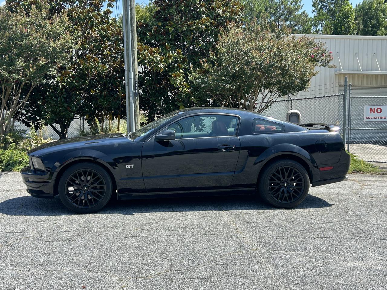 Ford Mustang GT Deluxe Coupe 2005