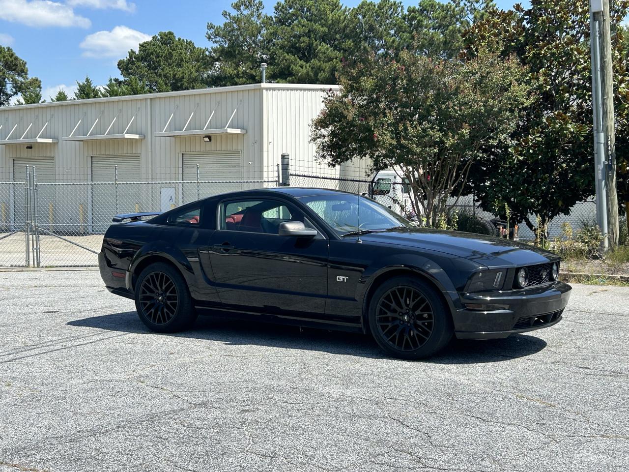 Ford Mustang GT Deluxe Coupe 2005