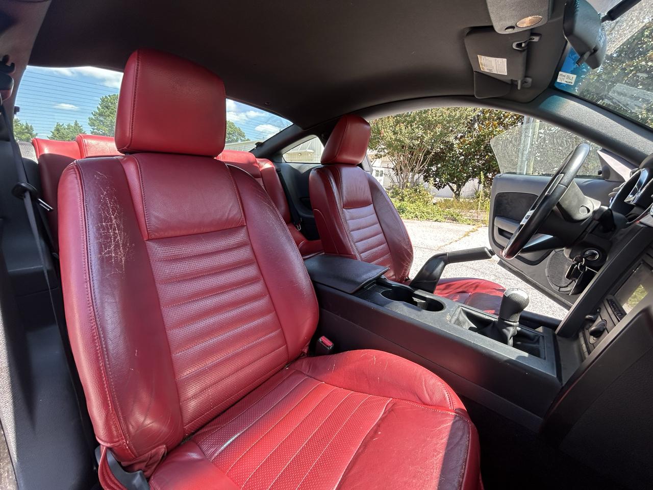 Ford Mustang GT Deluxe Coupe 2005