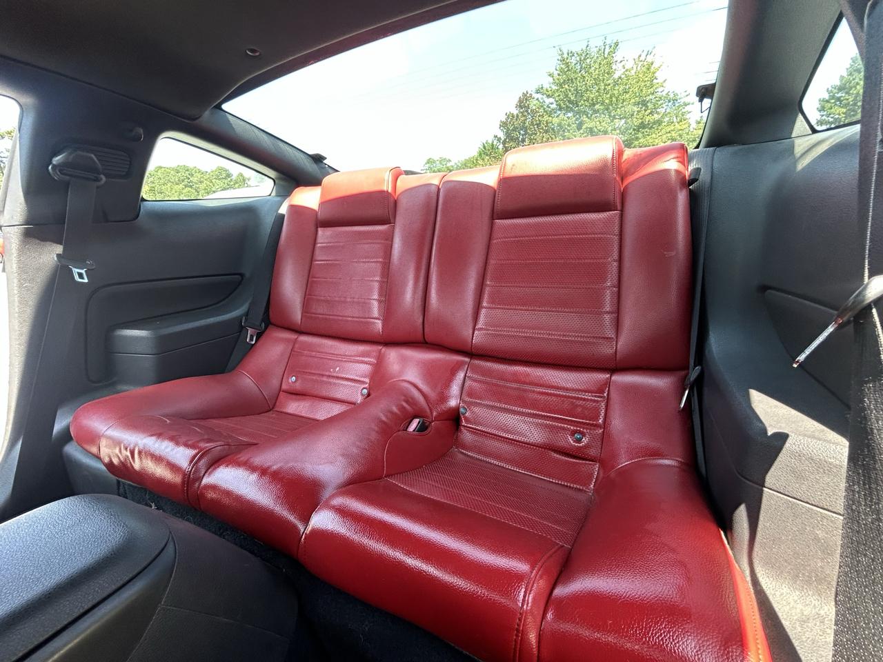 Ford Mustang GT Deluxe Coupe 2005