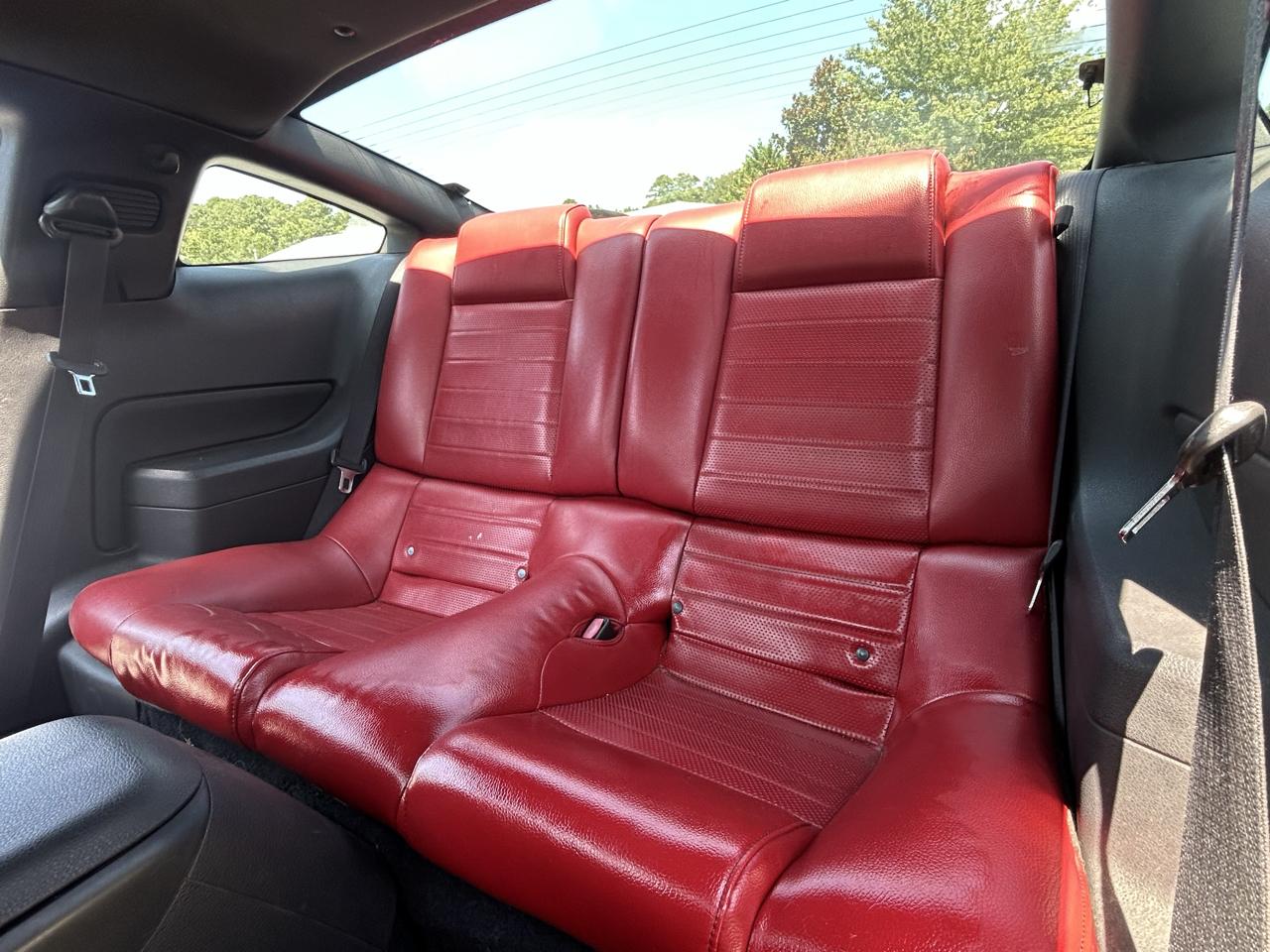 Ford Mustang GT Deluxe Coupe 2005