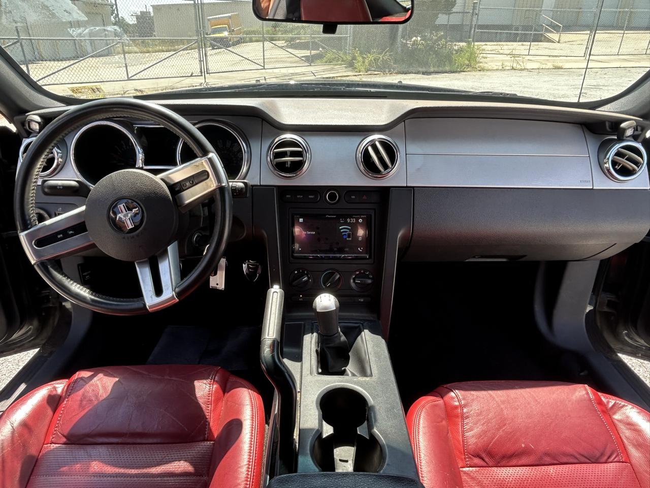 Ford Mustang GT Deluxe Coupe 2005