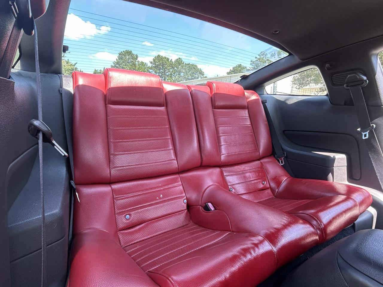 Ford Mustang GT Deluxe Coupe 2005