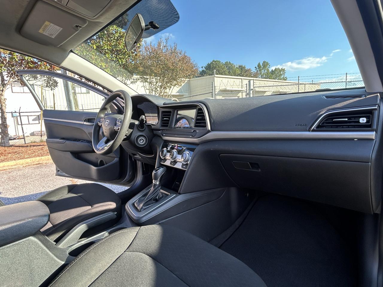 Hyundai Elantra SE 6AT 2019