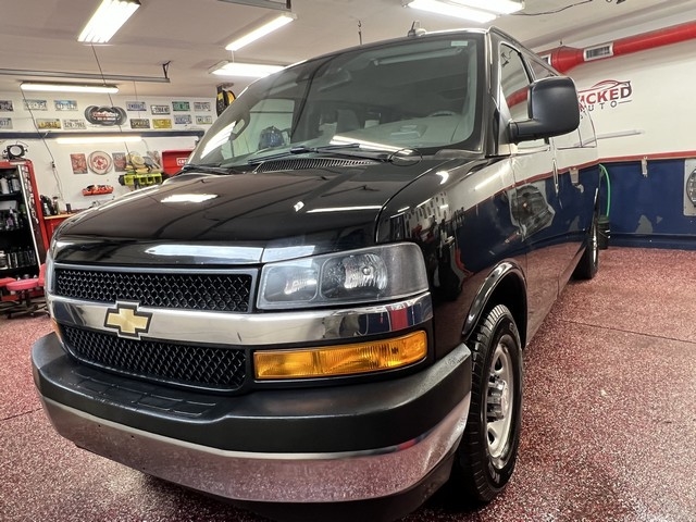 2020 Chevrolet Express Passenger LT's photo