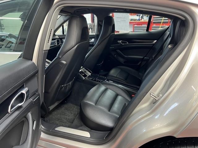 Porsche Panamera 4S 2011